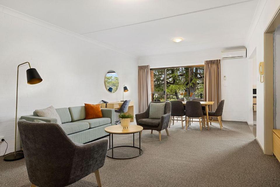 Oxley Court Serviced Apartments Канберра Экстерьер фото