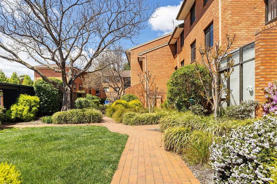Oxley Court Serviced Apartments Канберра Экстерьер фото