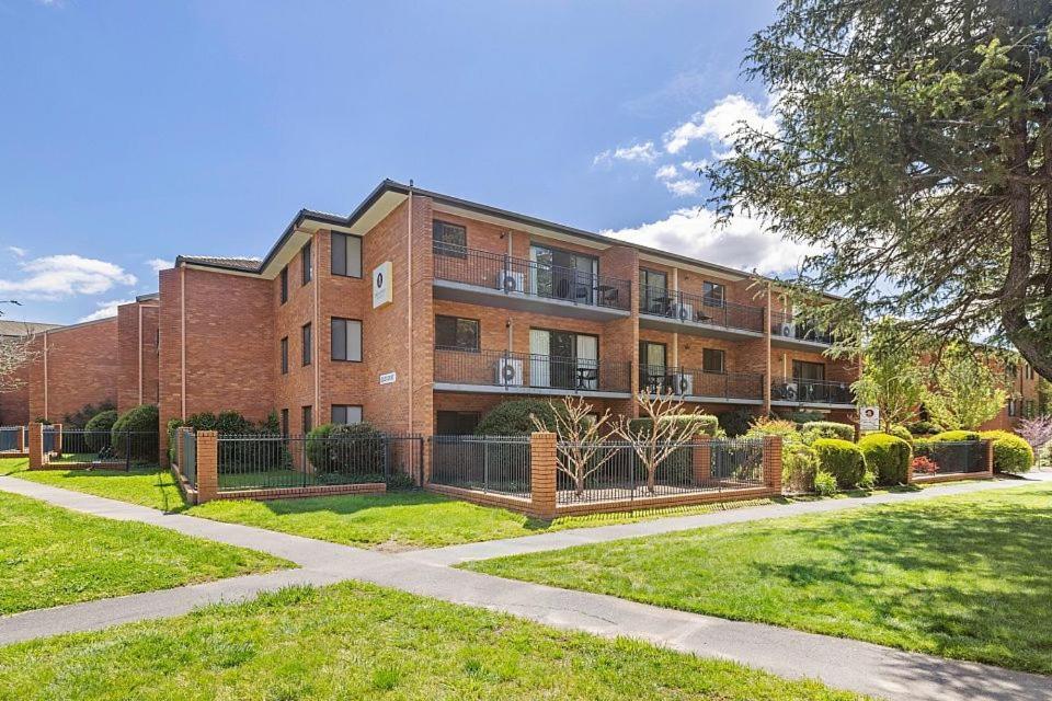 Oxley Court Serviced Apartments Канберра Экстерьер фото