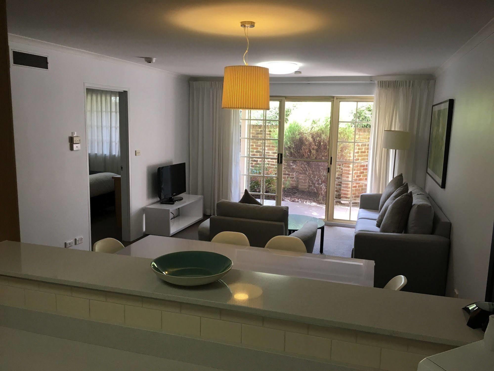 Oxley Court Serviced Apartments Канберра Экстерьер фото