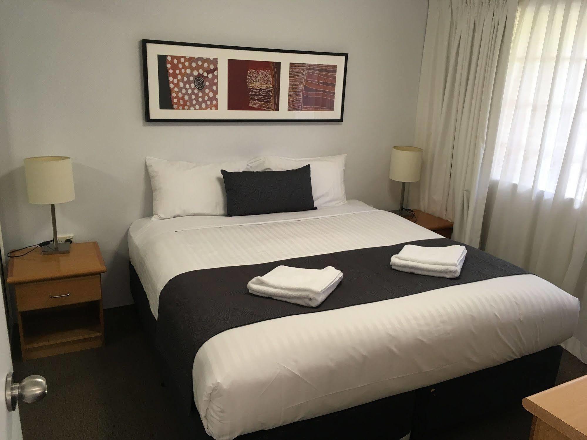Oxley Court Serviced Apartments Канберра Экстерьер фото