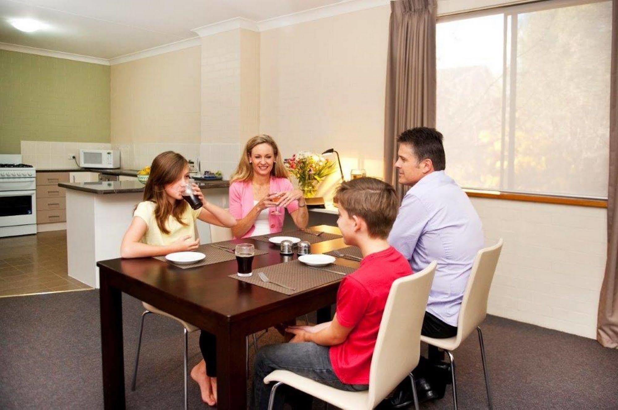 Oxley Court Serviced Apartments Канберра Экстерьер фото