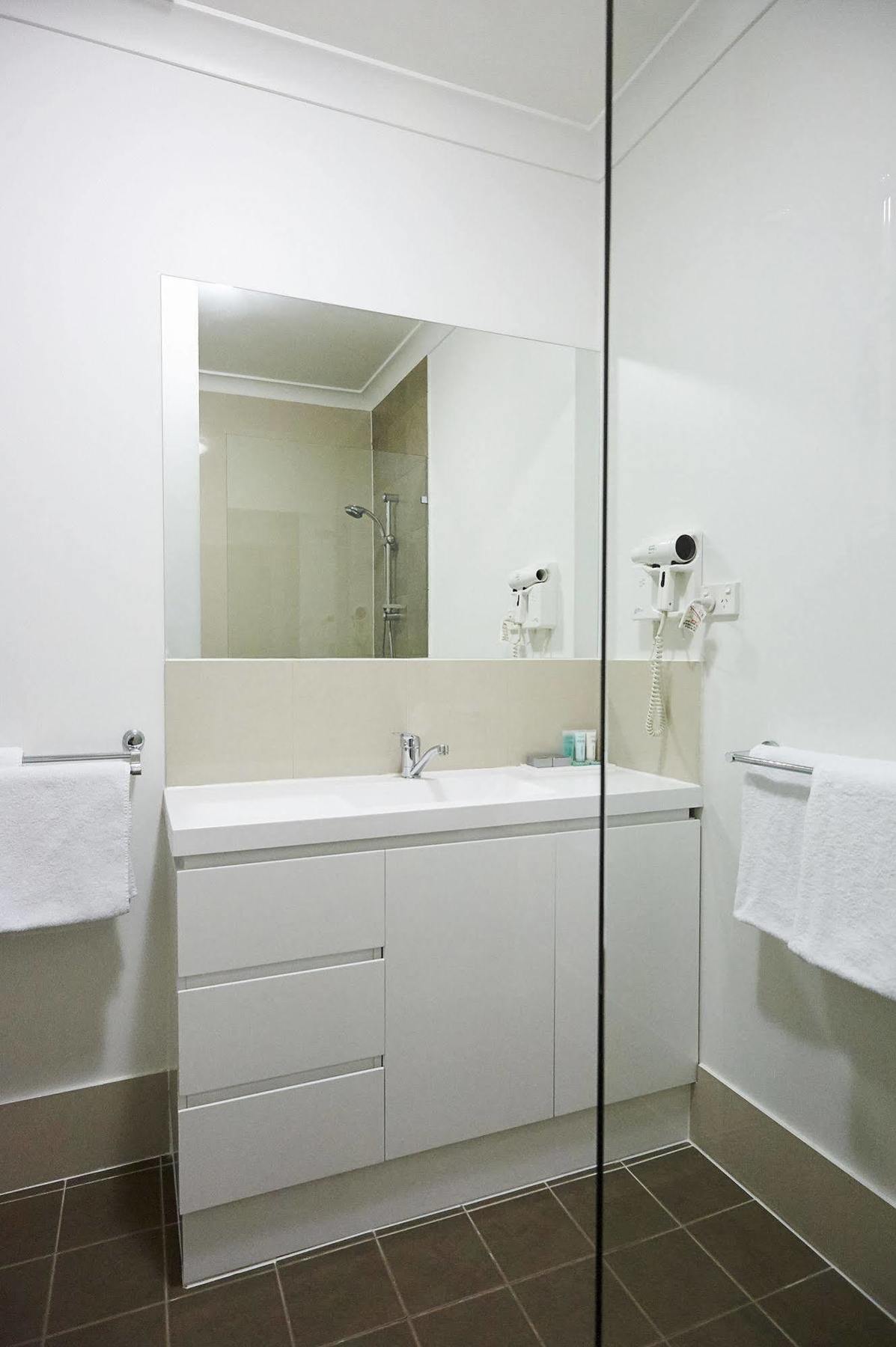 Oxley Court Serviced Apartments Канберра Экстерьер фото