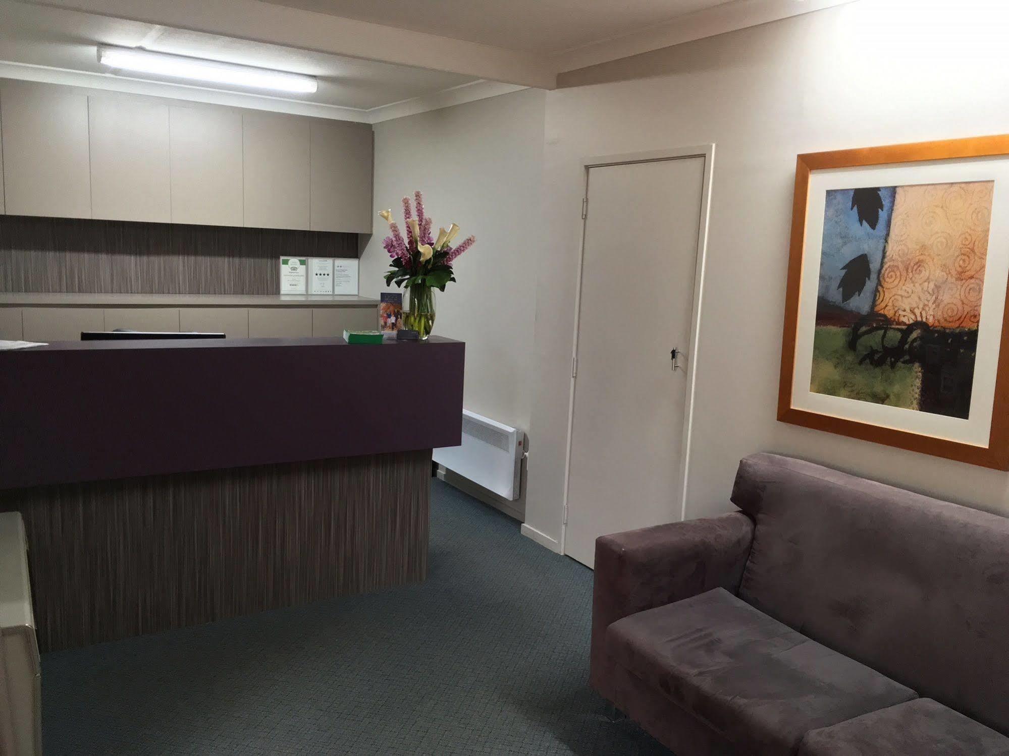 Oxley Court Serviced Apartments Канберра Экстерьер фото