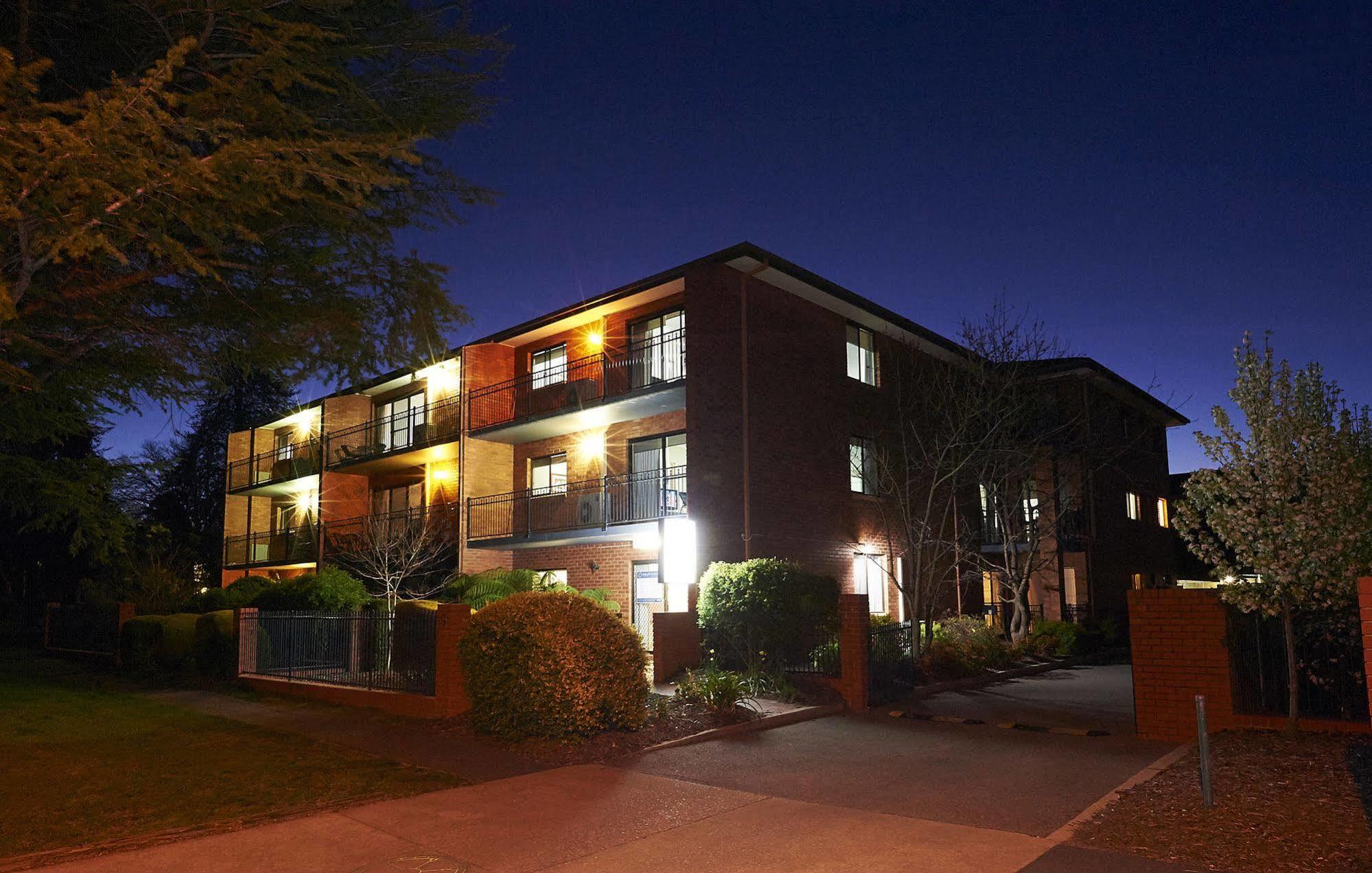 Oxley Court Serviced Apartments Канберра Экстерьер фото